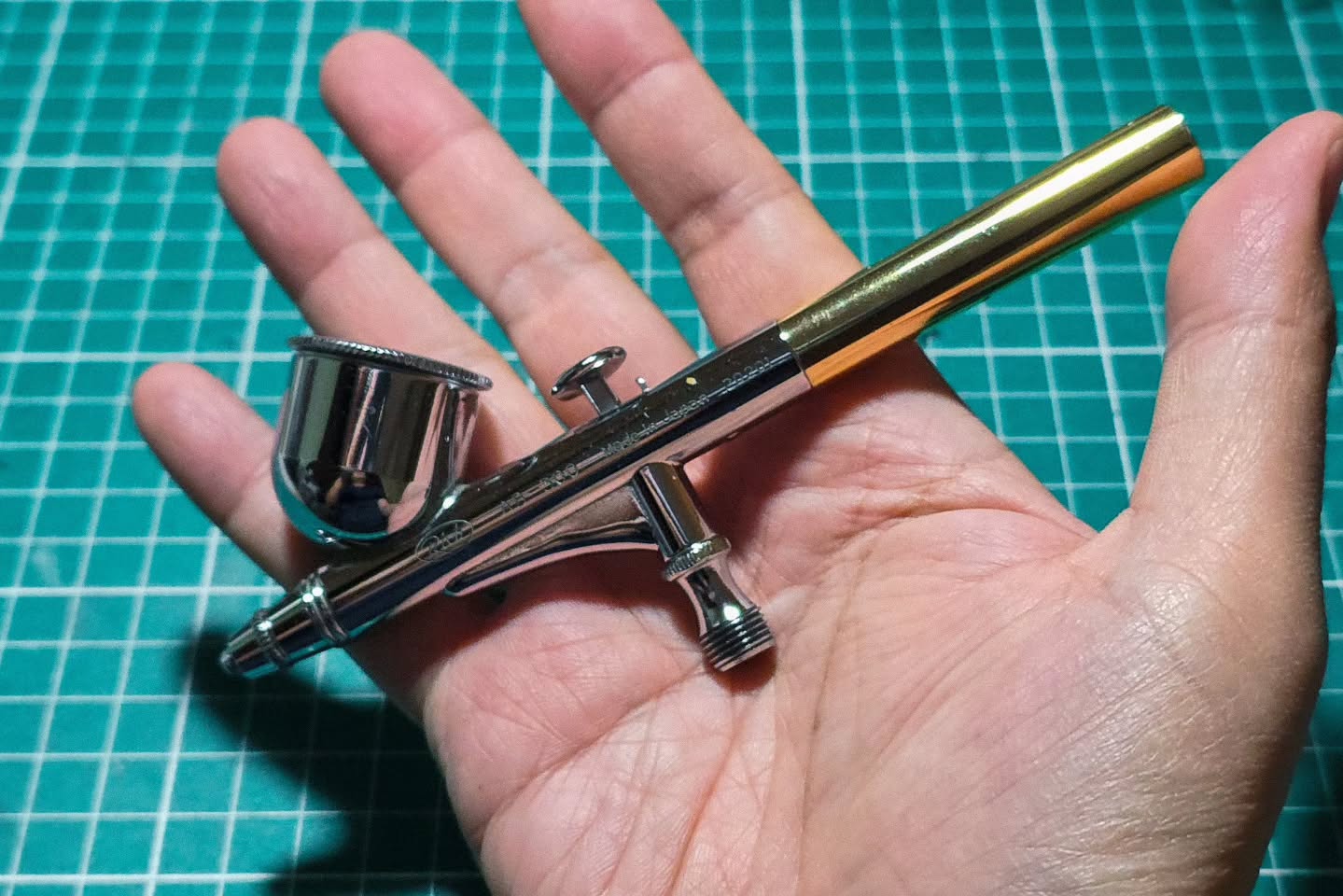 Cannibalizing my dead airbrushes to get a few working ones. Managed to cobble together an Anzen HP-2A 0.2mm and a Procon Boy PS-266 0.5mm to complement my three existing ones. They will need to be tested first tho.
.
Meanwhile I'm keeping my long dead first airbrush from 2000: a Richpen 0.3mm.
.
#scalemodel #scalemodelling