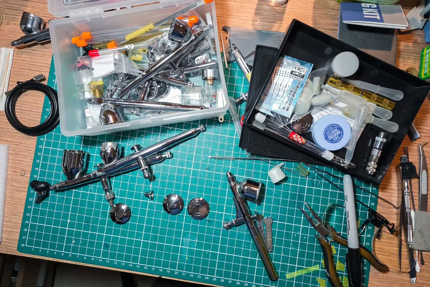 Cannibalizing my dead airbrushes to get a few working ones. Managed to cobble together an Anzen HP-2A 0.2mm and a Procon Boy PS-266 0.5mm to complement my three existing ones. They will need to be tested first tho.
.
Meanwhile I'm keeping my long dead first airbrush from 2000: a Richpen 0.3mm.
.
#scalemodel #scalemodelling
